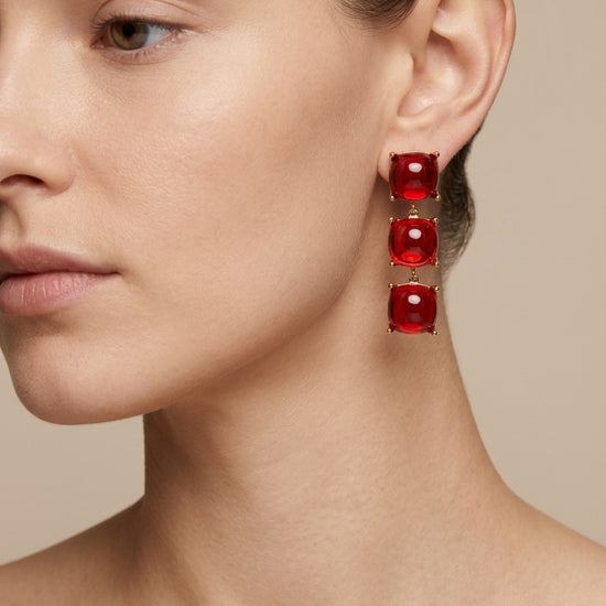 Pendientes largos rojos elegantes con piedras brillantes