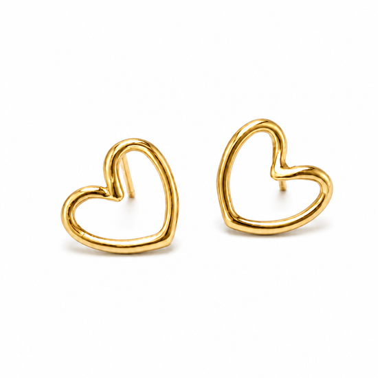 Pendientes Lyssa dorados con forma de corazón abierto sobre fondo blanco