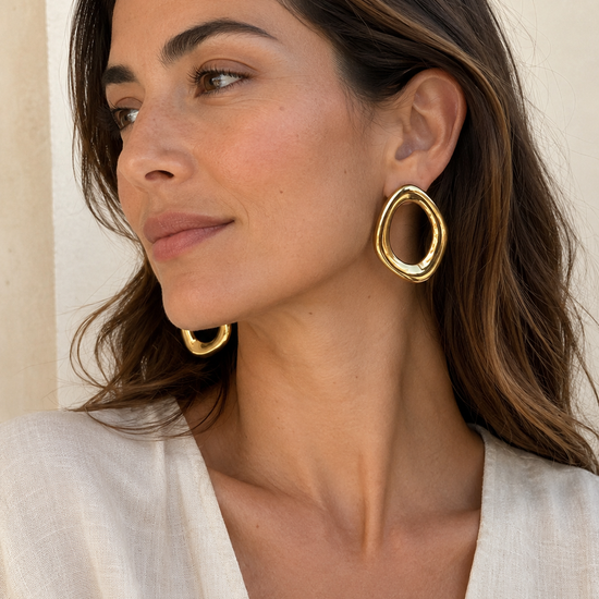 Pendientes ovalados dorados de diseño orgánico para mujer de BRAVATA