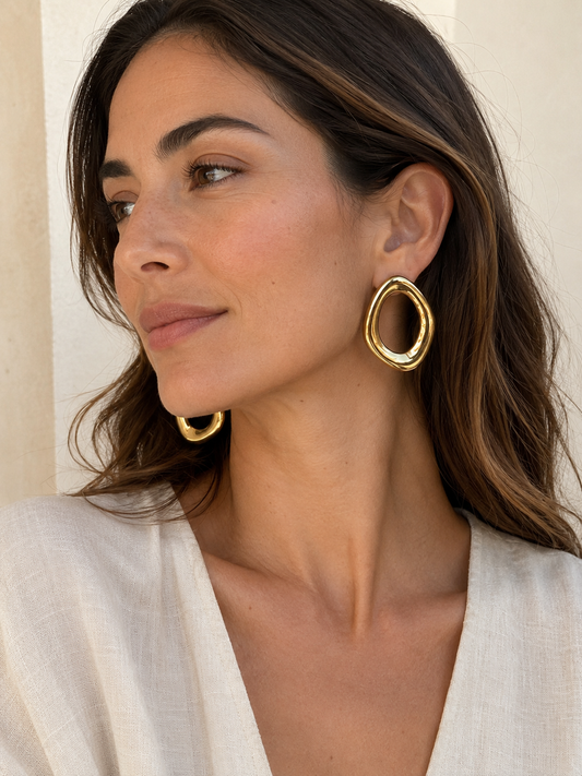 Pendientes ovalados dorados de diseño orgánico para mujer de BRAVATA