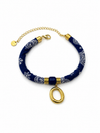 Pulsera Amalfi azul de tejido estampado con detalle central azul, colgante ovalado dorado y cierre ajustable de BRAVATA.