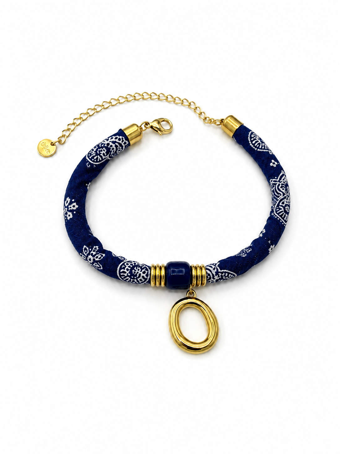 Pulsera Amalfi azul de tejido estampado con detalle central azul, colgante ovalado dorado y cierre ajustable de BRAVATA.