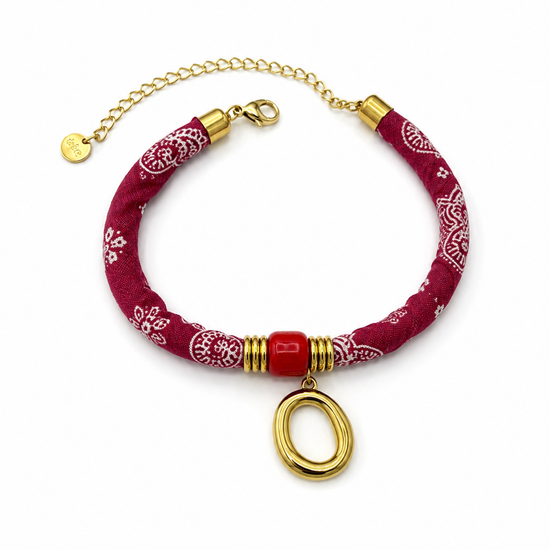 Pulsera Amalfi roja de tejido estampado con detalle central rojo, colgante ovalado dorado y cierre ajustable de BRAVATA.