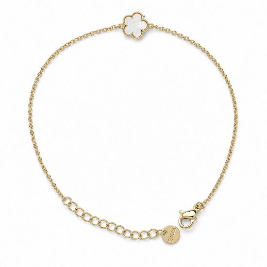 Pulsera Azalea dorada de cadena fina con flor blanca nacarada de cinco pétalos y cierre ajustable de BRAVATA.