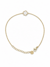 Pulsera Azalea dorada de cadena fina con flor blanca nacarada de cinco pétalos y cierre ajustable de BRAVATA.