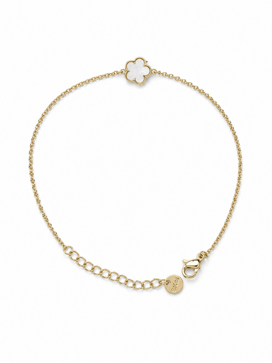 Pulsera Azalea dorada de cadena fina con flor blanca nacarada de cinco pétalos y cierre ajustable de BRAVATA.
