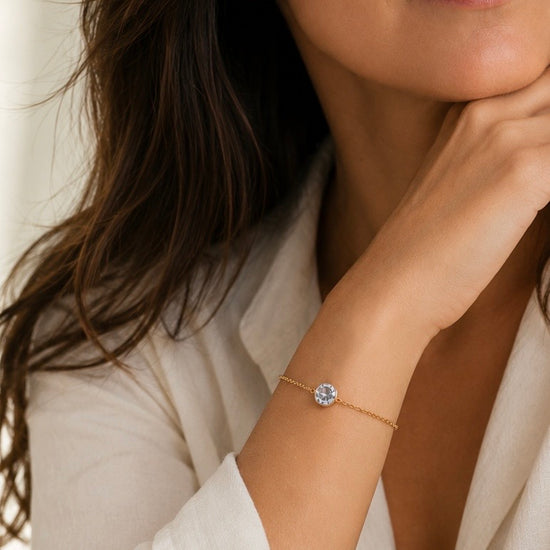 Mujer llevando pulsera dorada ajustable con circonita brillante de BRAVATA