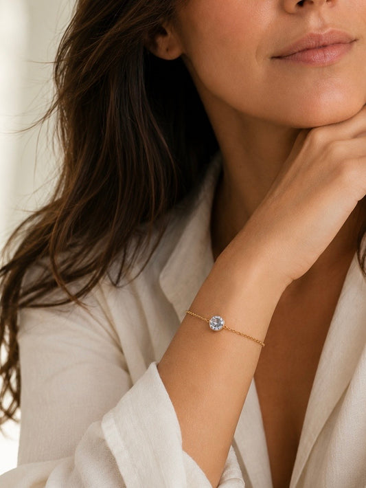 Mujer llevando pulsera dorada ajustable con circonita brillante de BRAVATA