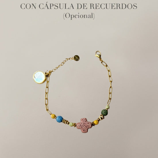 Pulsera con cruz rosa y piedras de colores con cápsula de recuerdos opcional Bravata