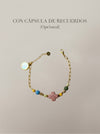 Pulsera con cruz rosa y piedras de colores con cápsula de recuerdos opcional Bravata
