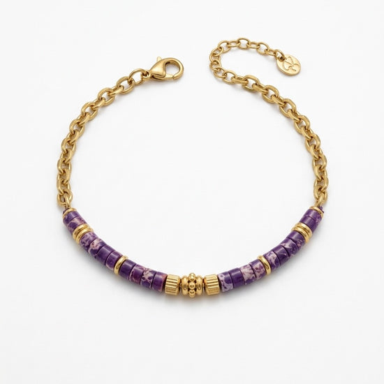 pulsera dorada con cuentas moradas y detalles en oro elegante para mujer