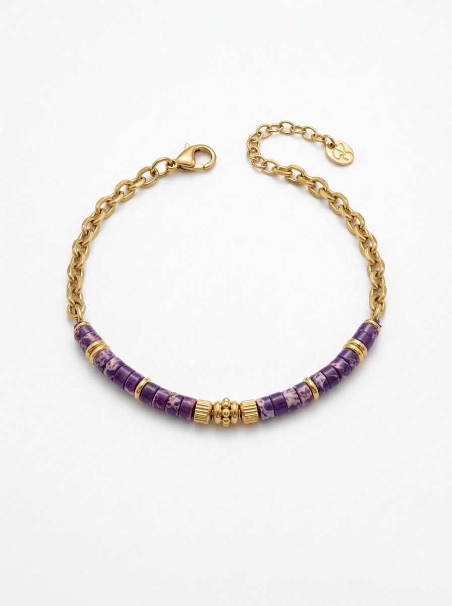 pulsera dorada con cuentas moradas y detalles en oro elegante para mujer