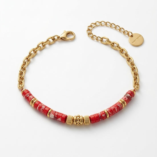 pulsera dorada con cuentas rojas y detalles en oro estilo moderno para mujer