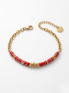 pulsera dorada con cuentas rojas y detalles en oro estilo moderno para mujer