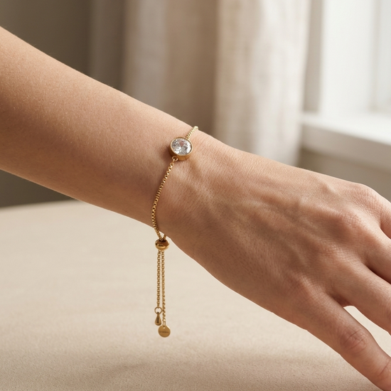 Mujer con pulsera dorada ajustable con circonita brillante en muñeca estilo elegante Bravata