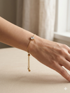 Mujer con pulsera dorada ajustable con circonita brillante en muñeca estilo elegante Bravata