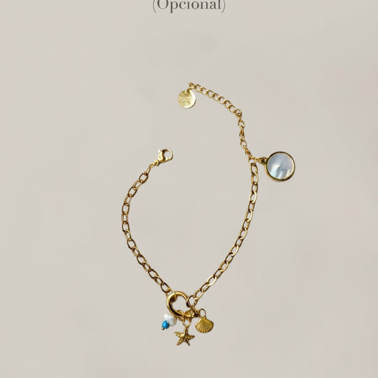 Pulsera dorada con charms marinos y cápsula de recuerdos opcional Bravata
