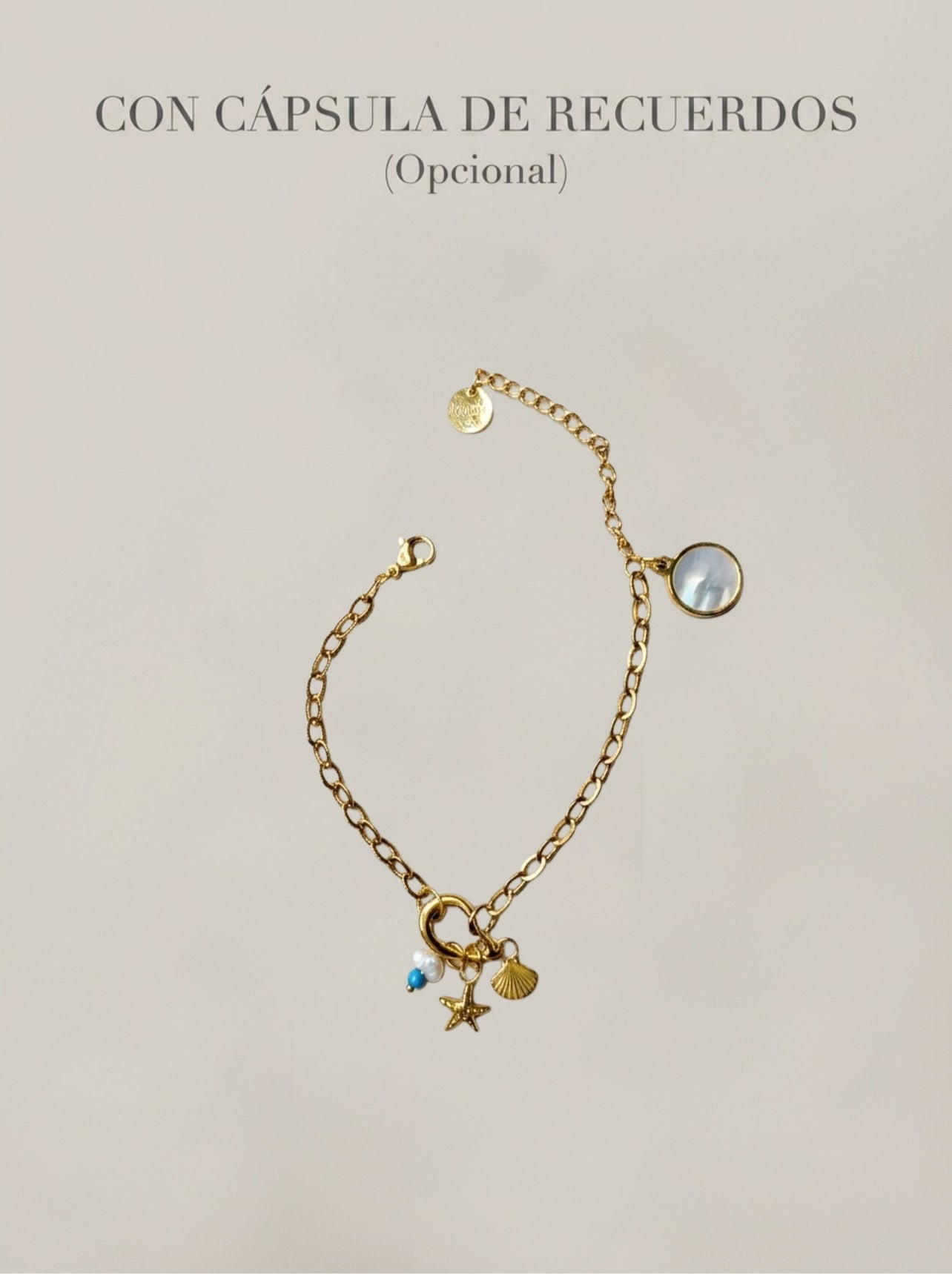 Pulsera dorada con charms marinos y cápsula de recuerdos opcional Bravata