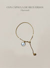 Pulsera dorada minimalista de cadena fina con cápsula de recuerdos opcional Bravata