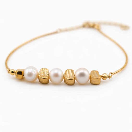 Pulsera dorada con perlas naturales en acero inoxidable, diseño elegante ideal para regalar | Bravata
