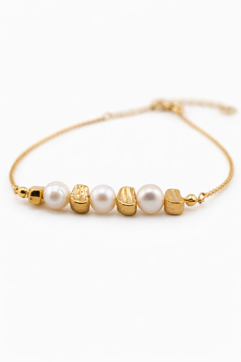 Pulsera dorada con perlas naturales en acero inoxidable, diseño elegante ideal para regalar | Bravata