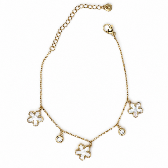 Pulsera Elisse dorada con tres flores nacaradas y dos circonitas blancas colgantes de BRAVATA.
