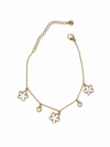 Pulsera Elisse dorada con tres flores nacaradas y dos circonitas blancas colgantes de BRAVATA.