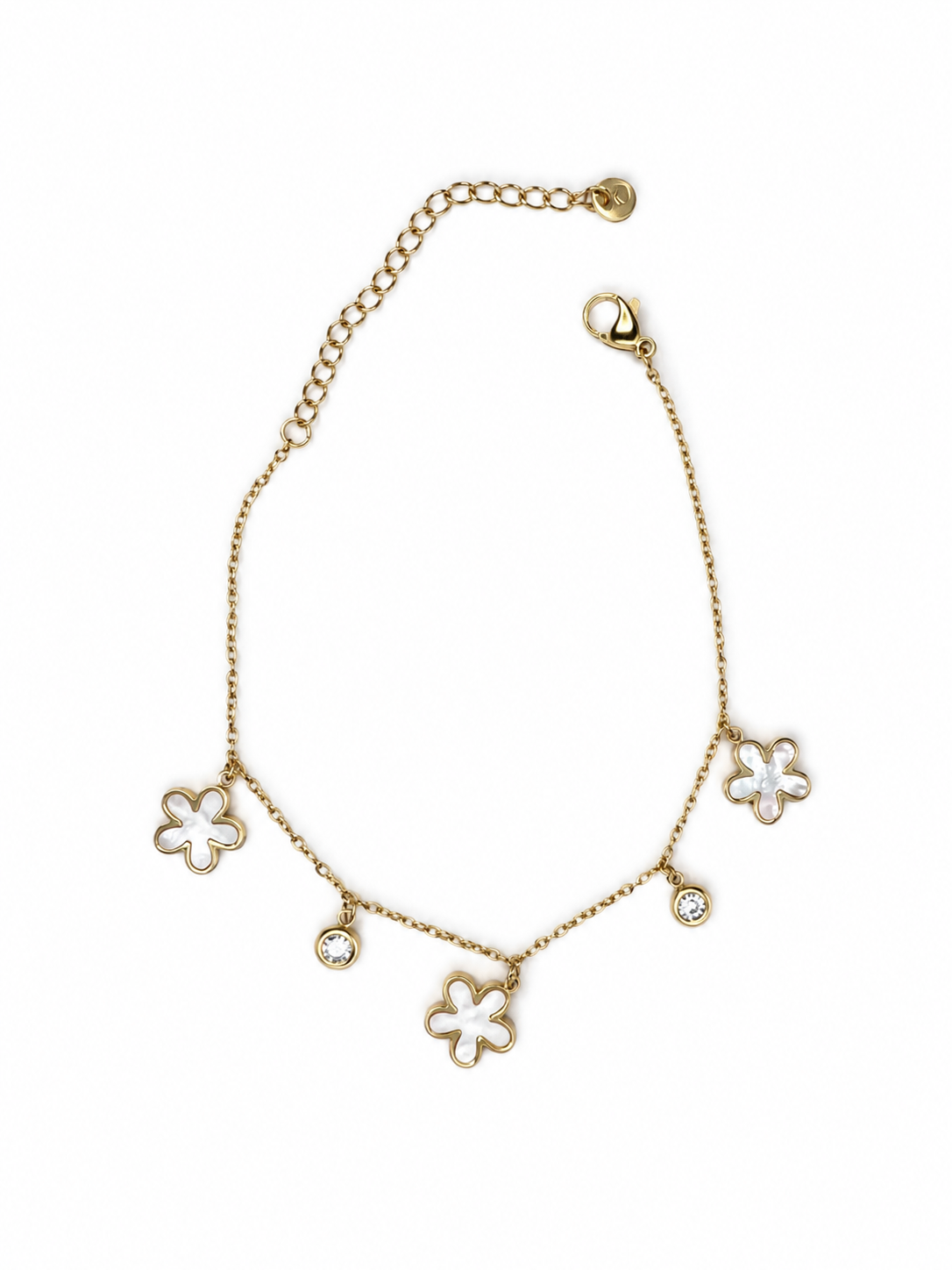 Pulsera Elisse dorada con tres flores nacaradas y dos circonitas blancas colgantes de BRAVATA.