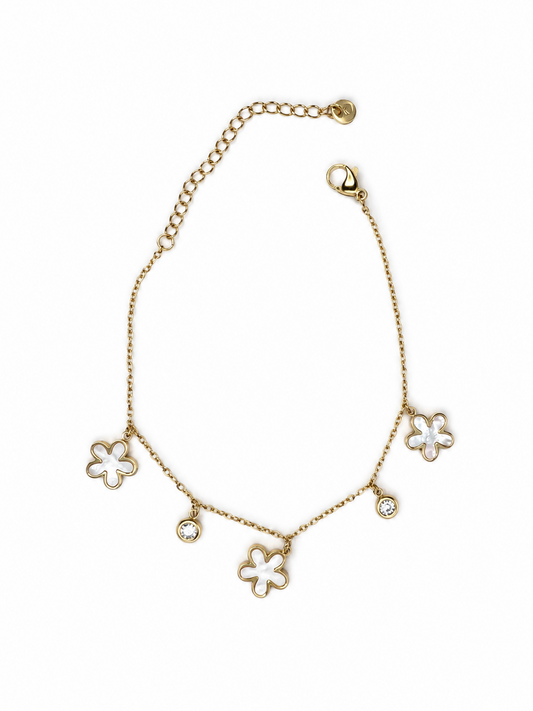 Pulsera Elisse dorada con tres flores nacaradas y dos circonitas blancas colgantes de BRAVATA.