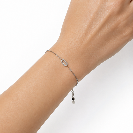Modelo llevando la Pulsera Eslabón plateada con motivo ovalado de circonitas de BRAVATA.