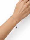 Modelo llevando la Pulsera Eslabón plateada con motivo ovalado de circonitas de BRAVATA.