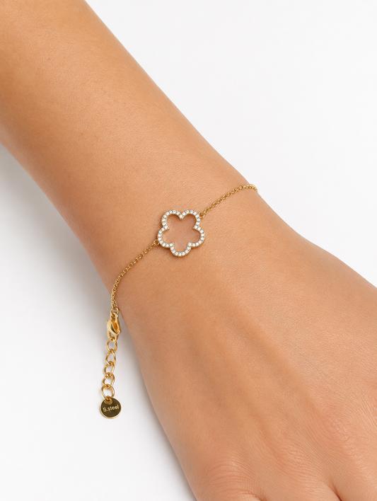 Modelo llevando la Pulsera Fiore dorada con motivo floral de circonitas blancas de BRAVATA.