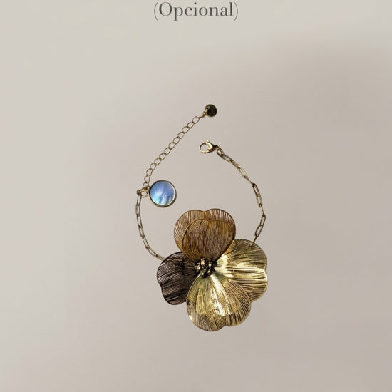 Pulsera dorada con flor y cápsula de recuerdos opcional Bravata