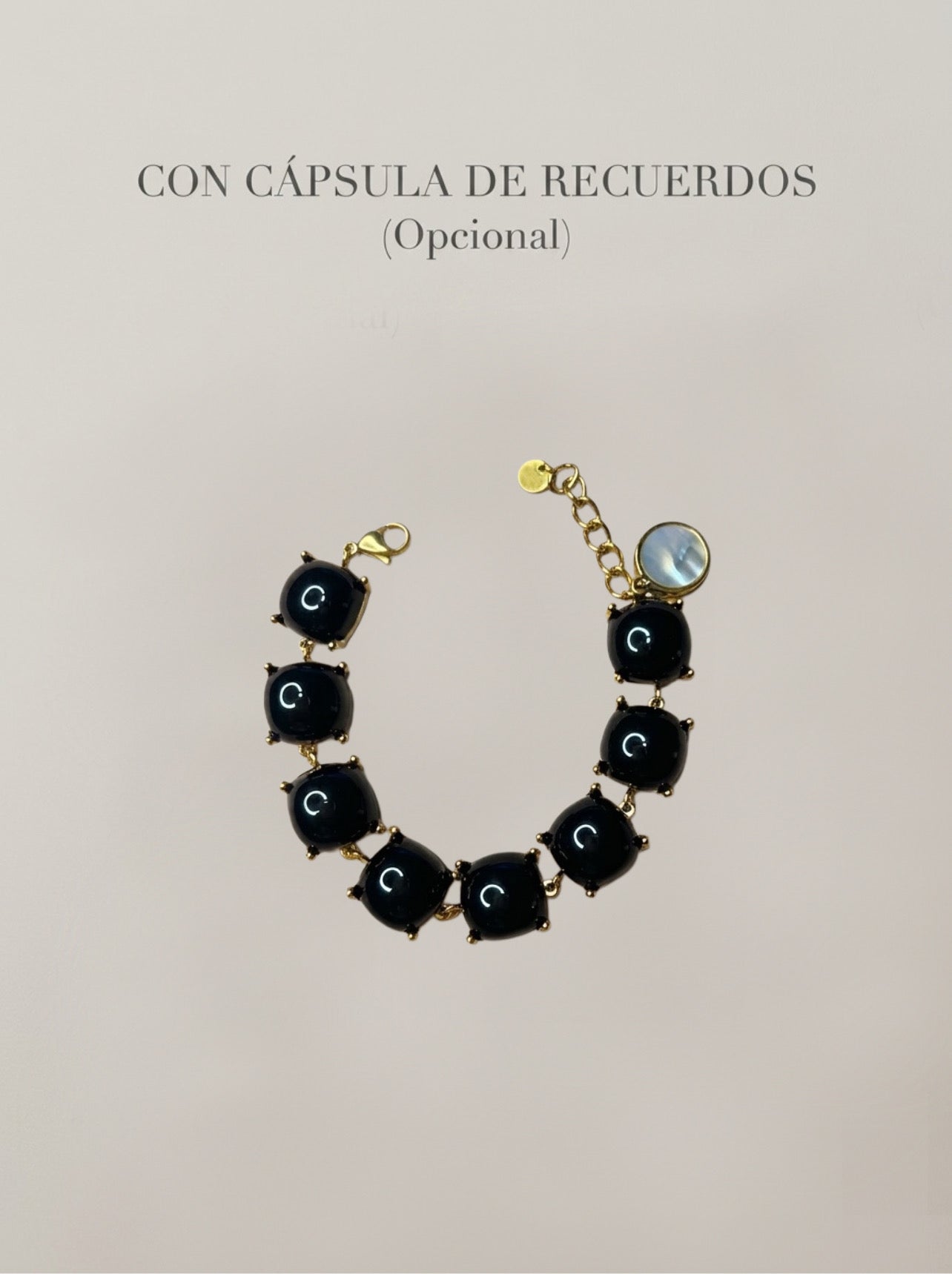 Pulsera negra con piedras y detalles dorados con cápsula de recuerdos opcional Bravata
