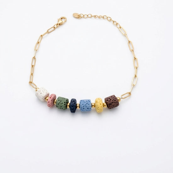Pulsera dorada con piedras volcánicas de colores. Diseño natural, moderno y perfecto para looks boho.