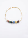 Pulsera dorada con piedras volcánicas de colores. Diseño natural, moderno y perfecto para looks boho.