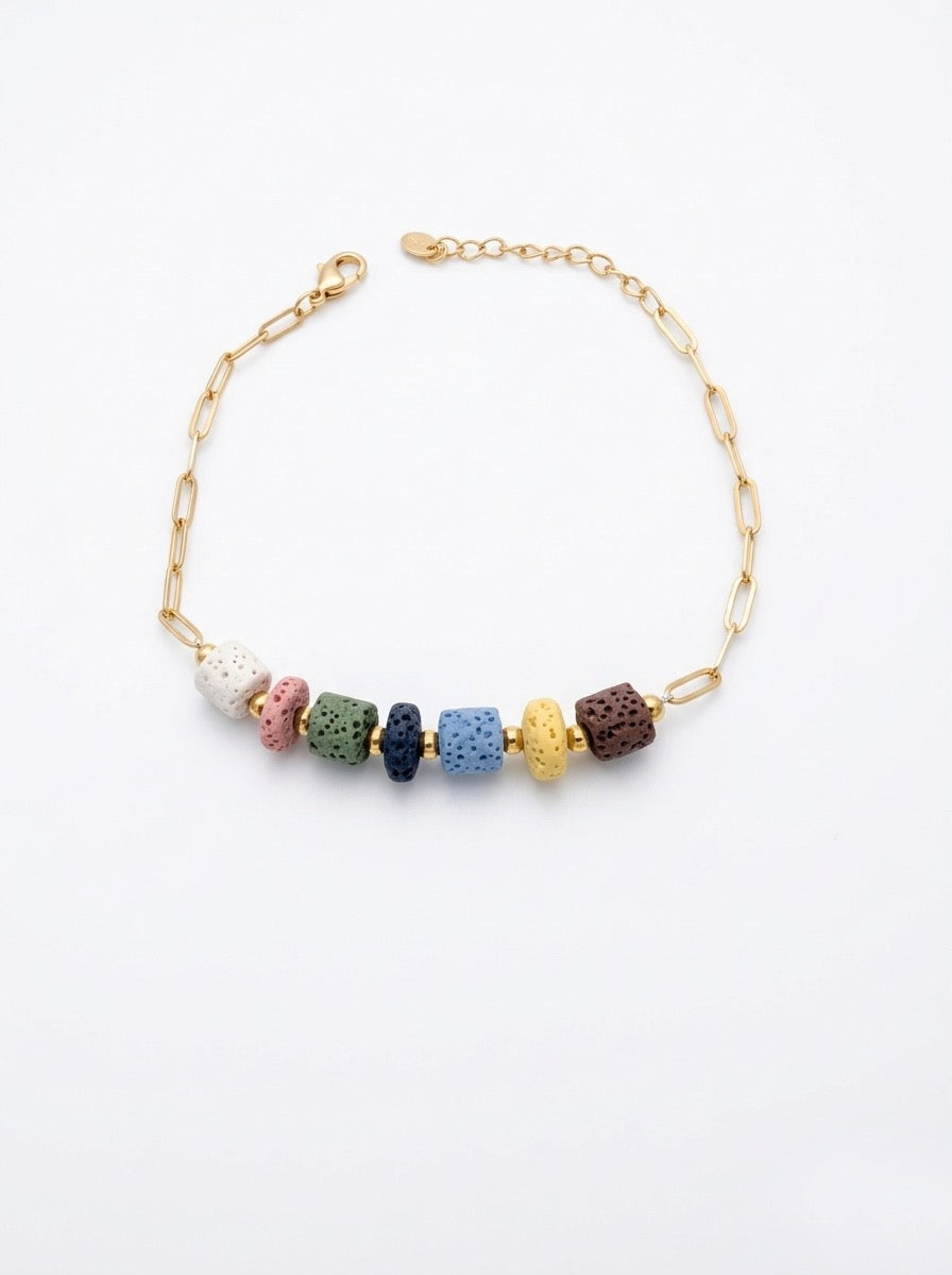 Pulsera dorada con piedras volcánicas de colores. Diseño natural, moderno y perfecto para looks boho.