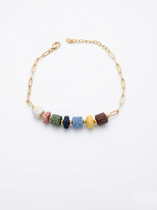 Pulsera dorada con piedras volcánicas de colores. Diseño natural, moderno y perfecto para looks boho.
