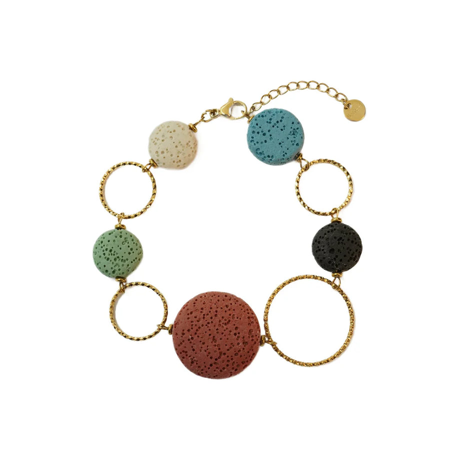 Pulsera de piedras volcánicas de colores con aros dorados