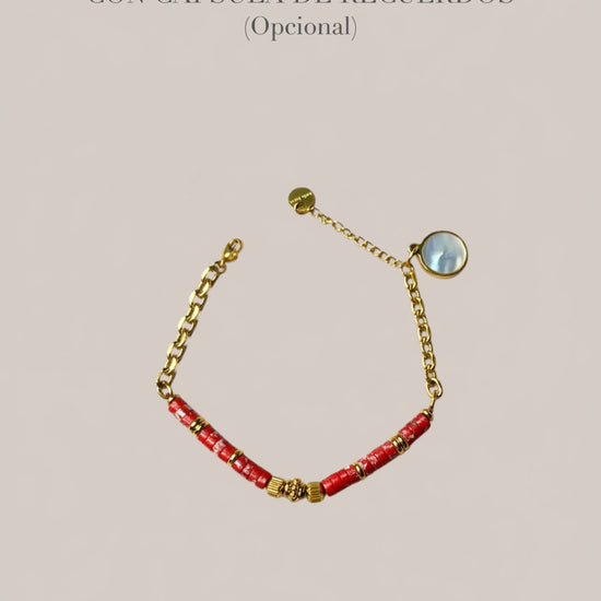 Pulsera roja con cuentas y detalles dorados con cápsula de recuerdos opcional Bravata