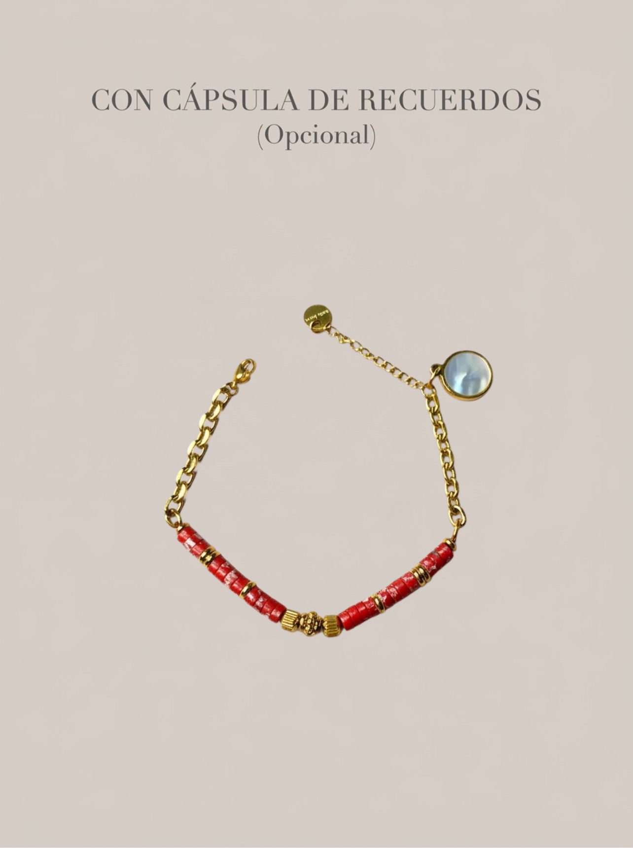 Pulsera roja con cuentas y detalles dorados con cápsula de recuerdos opcional Bravata