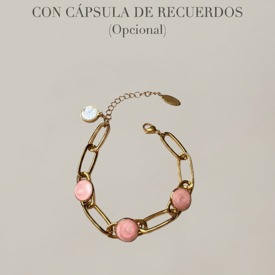 Pulsera dorada con detalles rosados y cápsula de recuerdos opcional Bravata