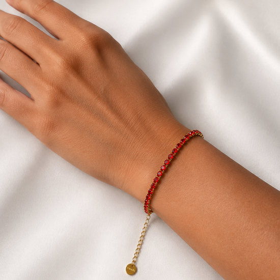 Modelo llevando la Pulsera Ruby dorada con circonitas rojas de BRAVATA.