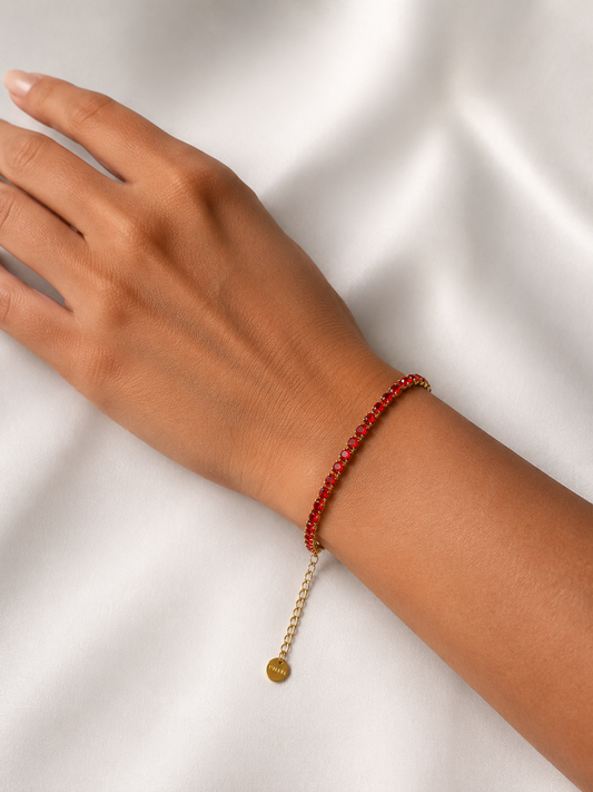 Modelo llevando la Pulsera Ruby dorada con circonitas rojas de BRAVATA.