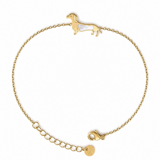 Pulsera Tekel dorada de cadena fina con silueta de perro tekel y detalle nacarado blanco de BRAVATA.