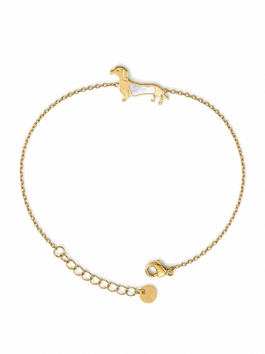 Pulsera Tekel dorada de cadena fina con silueta de perro tekel y detalle nacarado blanco de BRAVATA.