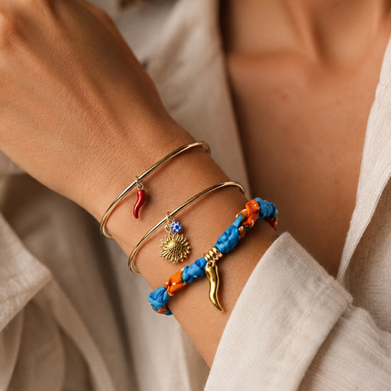 Pulseras mediterráneas doradas para mujer puestas en muñeca de BRAVATA