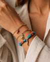 Pulseras mediterráneas doradas para mujer puestas en muñeca de BRAVATA