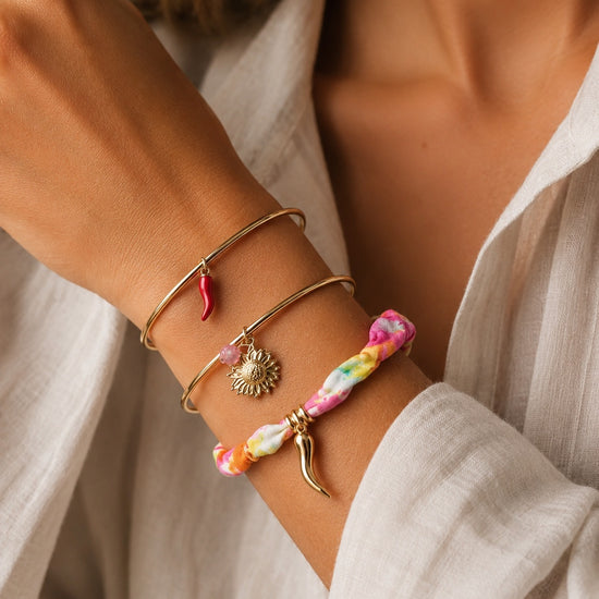 Pulseras doradas de verano para mujer puestas en muñeca de BRAVATA
