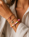Pulseras doradas de verano para mujer puestas en muñeca de BRAVATA